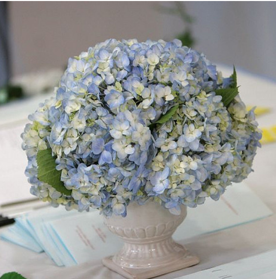 Blue-wedding-center-piece-with-a-traditional-style