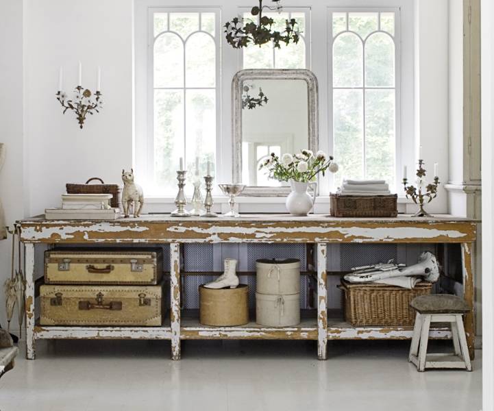 counter-table-storage-baskets-suitcases-gray-weathered-country-flea-market-style-decorating-white-vintage-ecelctic-home-decor-ideas-skc3b6na1