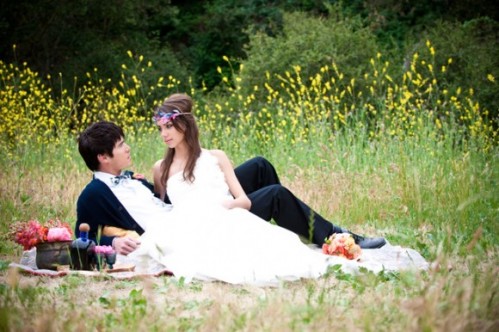 yellow-flower-field-bohemian-wedding-ideas-picnic-blanket-photos-580x386-499x332