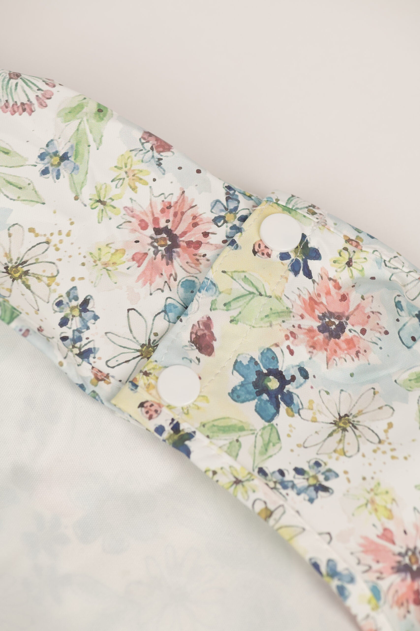 Babero impermeable con mangas