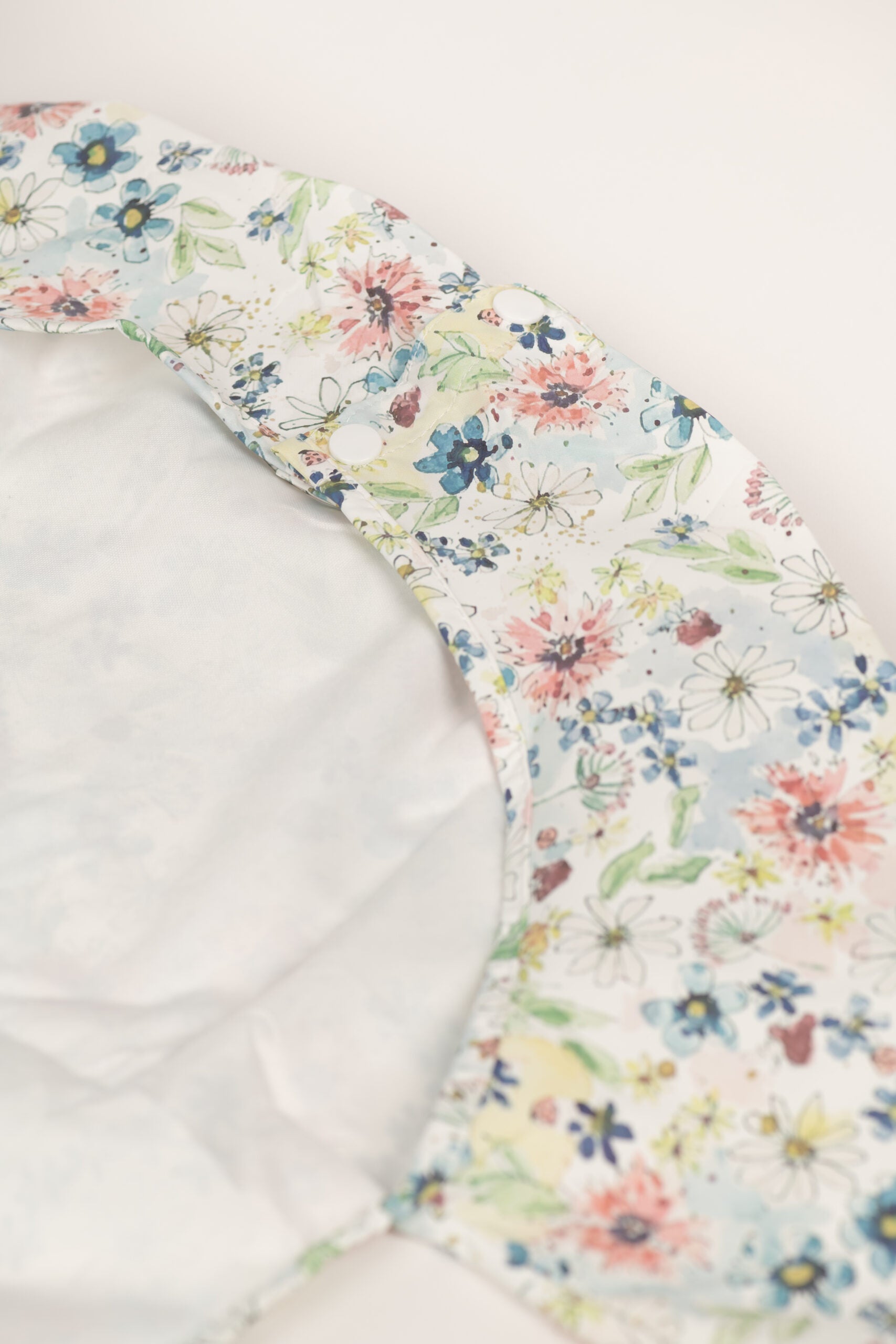 Babero impermeable con mangas