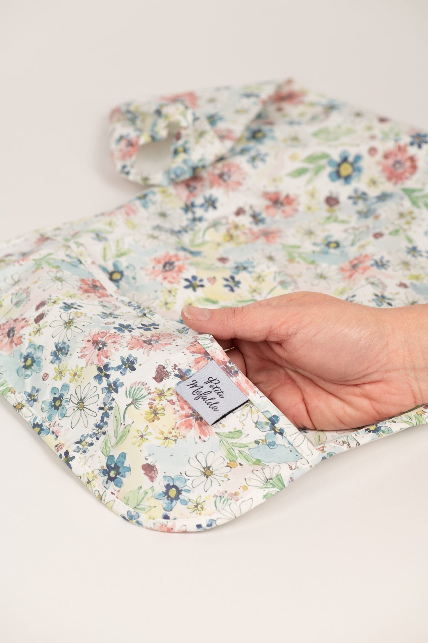 Babero impermeable con mangas